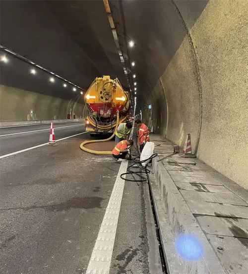 怀集隧道排水渠清淤